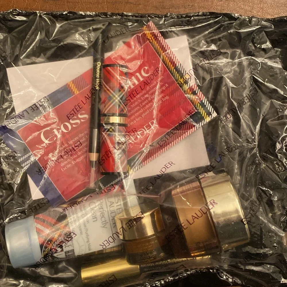 HPπ₯β’ EstΓ©e Lauder βCrossed the Lineβ Gift Set β’ NWT - Picture 6 of 8